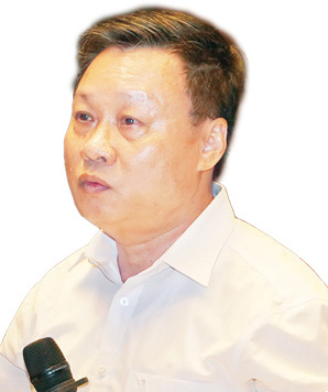 Mr. Vu Manh Hung,&nbsp;Director General of the Department of Sectoral Economics, and Member of the Scientific Council at the Central Commission for Policy and Strategy.