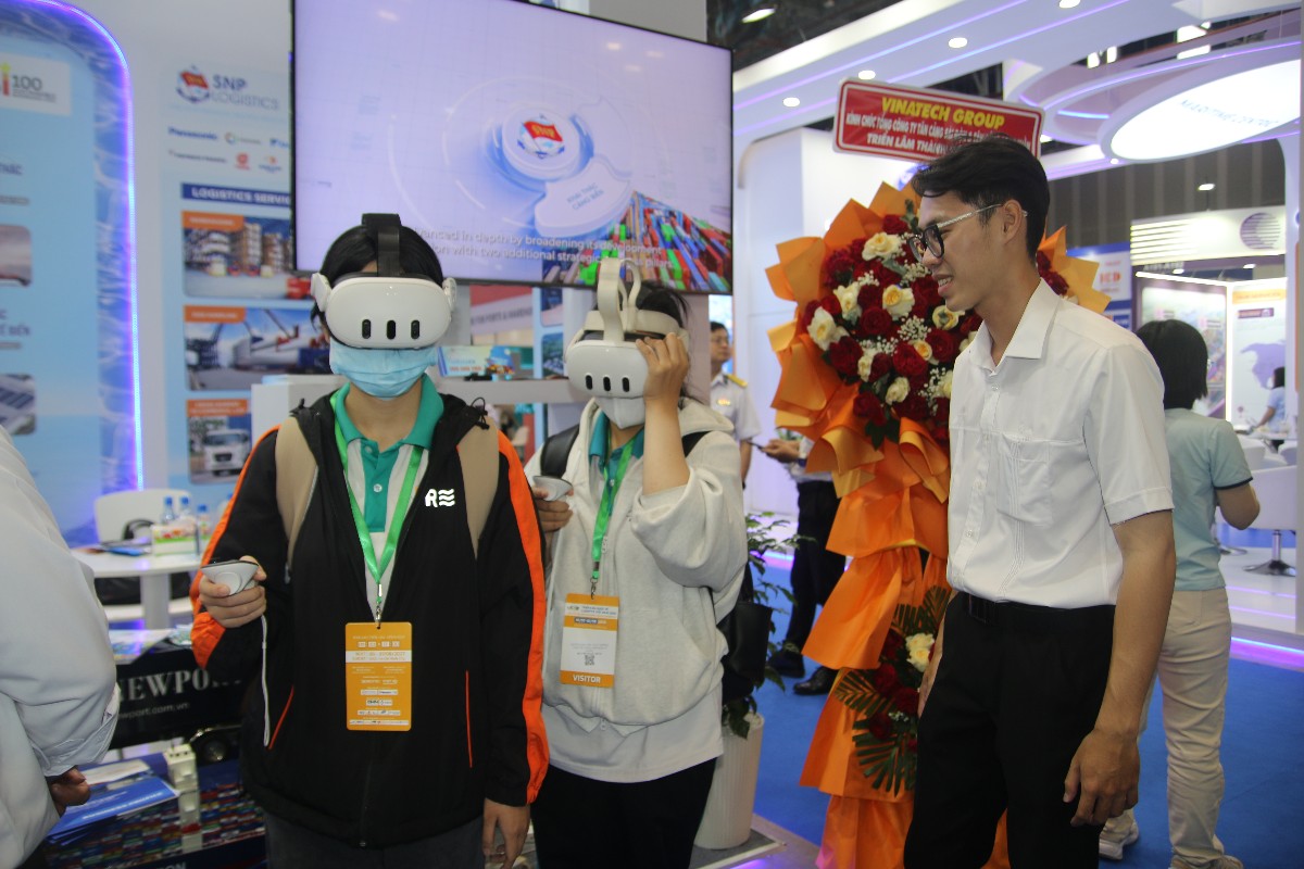 Tiếp đón khách hàng trải nghiệm phần mềm thực tế ảo VR360 tham quan cảng Tân Cảng - Cát Lái và cảng TCIT.