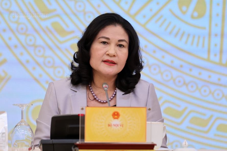 Thứ trưởng Bộ Nội vụ Nguyễn Thị Hà trả lời câu hỏi của phóng viên về vấn đề sáp nhập thôn, tổ dân phố trên toàn quốc - Ảnh: VGP/Nhật Bắc.