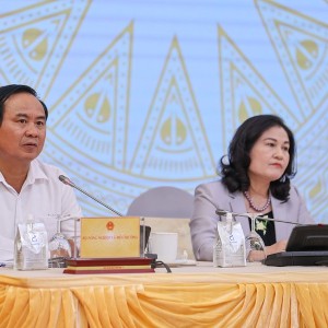 Thứ trưởng Bộ Nông nghiệp và Môi trường Võ Văn Hưng và Thứ trưởng Bộ Nội vụ Nguyễn Thị Hà trả lời câu hỏi của phóng viên. Ảnh: VGP/Nhật Bắc