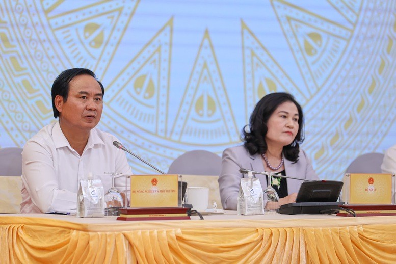 Thứ trưởng Bộ Nông nghiệp và Môi trường Võ Văn Hưng và Thứ trưởng Bộ Nội vụ Nguyễn Thị Hà trả lời câu hỏi của phóng viên. Ảnh: VGP/Nhật Bắc