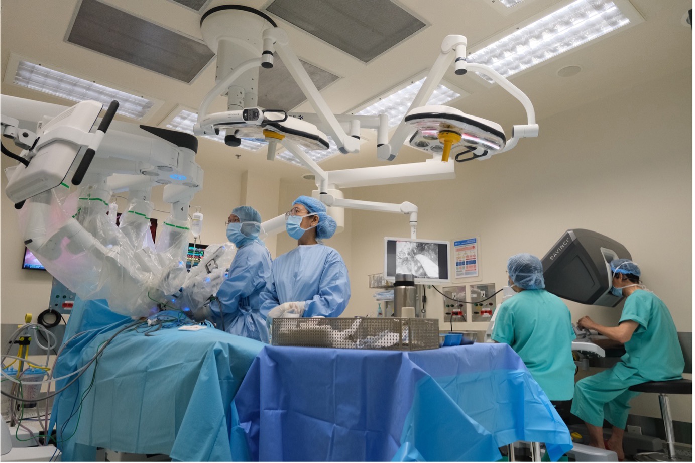The FV Hospital team performs robotic surgery for esophageal cancer using the da Vinci Xi system. (Photo: FV)