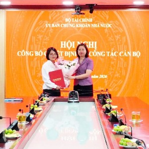 Bà Vũ Thị Chân Phương, Chủ tịch UBCKNN, Bí thư Đảng uỷ cơ quan UBCKNN trao Quyết định cho bà Hồ Thị Hằng, tân Trưởng ban Quản lý kinh doanh chứng khoán. Ảnh: TTTT