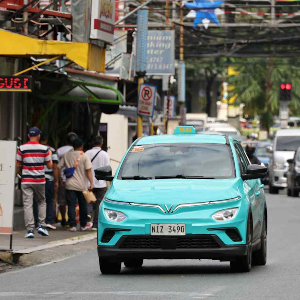 Một chiếc taxi do Green Smart Mobility (GSM), công ty liên kết với VinFast, vận hành trên đường phố Manila ngày 10/12/2025 - Ảnh: Nikkei Asia