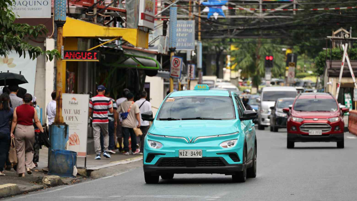 Một chiếc taxi do Green Smart Mobility (GSM), công ty liên kết với VinFast, vận hành trên đường phố Manila ngày 10/12/2025 - Ảnh: Nikkei Asia