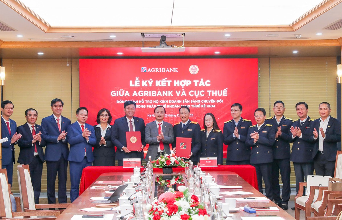 Đại diện lãnh đạo Agribank và Cục Thuế chúc mừng ký kết hợp tác thành công.