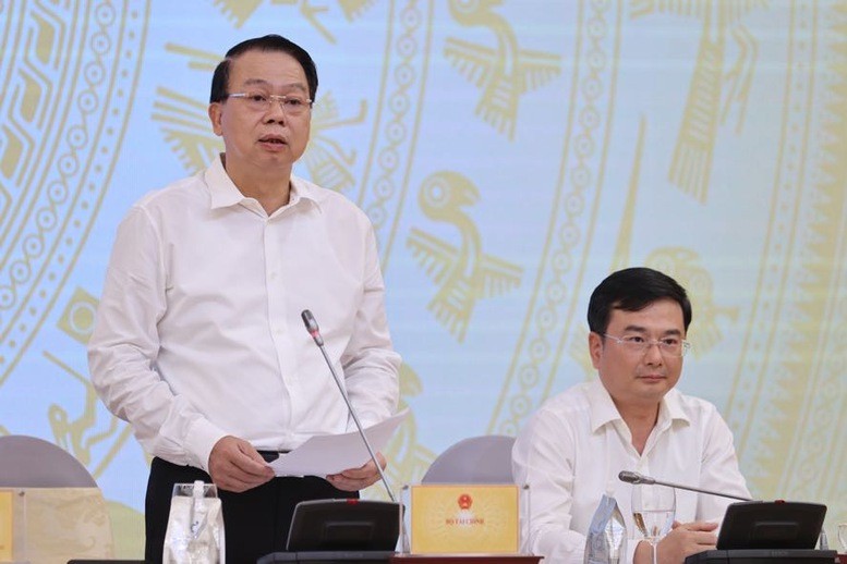 Thứ trưởng Bộ Tài chính Nguyễn Đức Chi trao đổi với phóng viên về các chính sách miễn, giảm và gia hạn thuế năm 2026 - Ảnh: VGP/Nhật Bắc