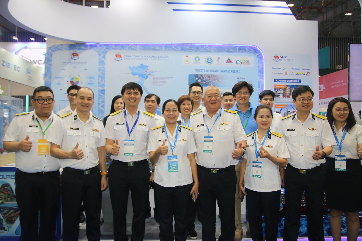 Đại tá Phùng Ngọc Minh, Phó Tổng Giám đốc TCT TCSG trao đổi và kết nối cùng đại diện các doanh nghiệp logistics.