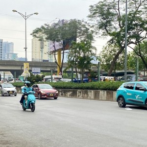Hà Nội khuyến khích người dân chuyển sang sử dụng phương tiện giao thông xanh, tăng tỷ lệ sử dụng vận tải hành khách công cộng, qua đó góp phần giảm phát thải, cải thiện chất lượng không khí. Ảnh: Diệu Anh