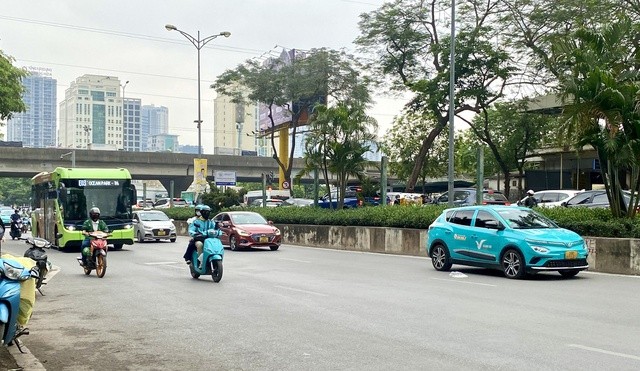Hà Nội khuyến khích người dân chuyển sang sử dụng phương tiện giao thông xanh, tăng tỷ lệ sử dụng vận tải hành khách công cộng, qua đó góp phần giảm phát thải, cải thiện chất lượng không khí. Ảnh: Diệu Anh