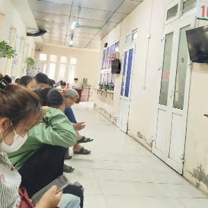 Người dân chờ làm thủ tục khám chữa bệnh bảo hiểm y tế. Ảnh: Thu Hằng.