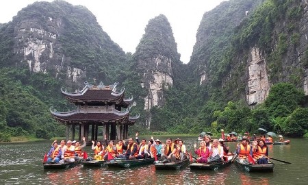 Tiêu dùng nội địa, du lịch là động lực chính giúp bán lẻ và dịch vụ tăng trưởng bứt phá