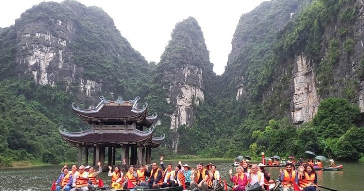 Tiêu dùng nội địa, du lịch là động lực chính giúp bán lẻ và dịch vụ tăng trưởng bứt phá