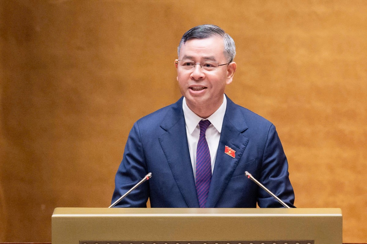 Bộ trưởng Bộ Tài chính Ngô Văn Tuấn trình bày Tờ trình trước Quốc hội. Ảnh: Cổng thông tin điện tử Quốc hội.