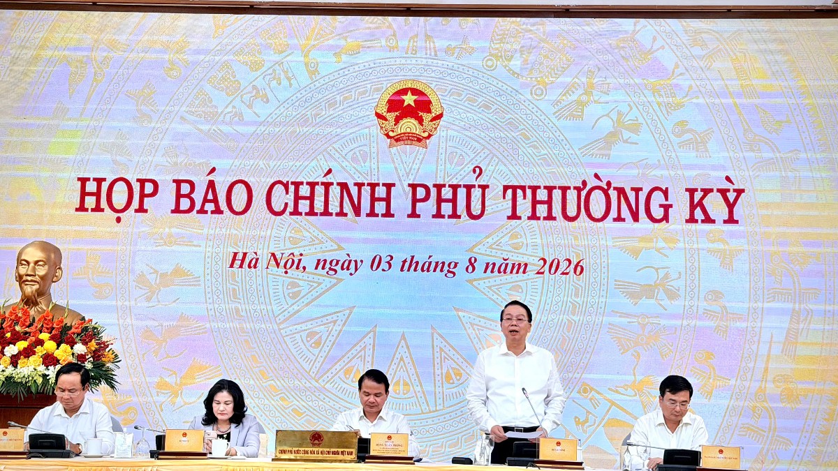 Thứ trưởng Bộ Tài chính Nguyễn Đức Chi trả lời câu hỏi của Tạp chí Kinh tế Việt Nam/VnEconomy tại họp báo Chính phủ thường kỳ tháng 7/2026 diễn ra chiều 3/8. Ảnh: Lý Hà