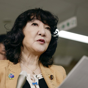 Bộ trưởng Tài chính Nhật Bản, bà Satsuki Katayama, phát biểu trước báo giới sáng 3/8 - Ảnh: Kyodo News.