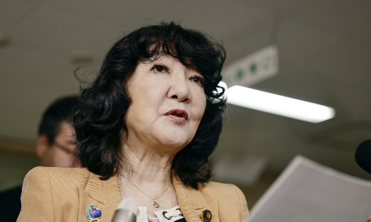 Bộ trưởng Tài chính Nhật Bản, bà Satsuki Katayama, phát biểu trước báo giới sáng 3/8 - Ảnh: Kyodo News.