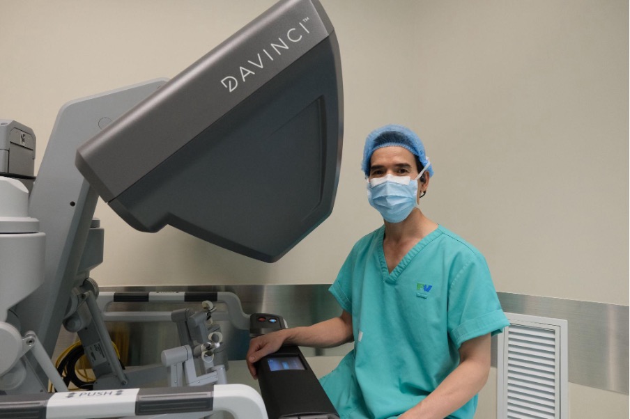 Dr. Doan Ngoc Giao, PhD, operates the da Vinci robotic system during the patient’s esophageal cancer surgery. (Photo: FV)