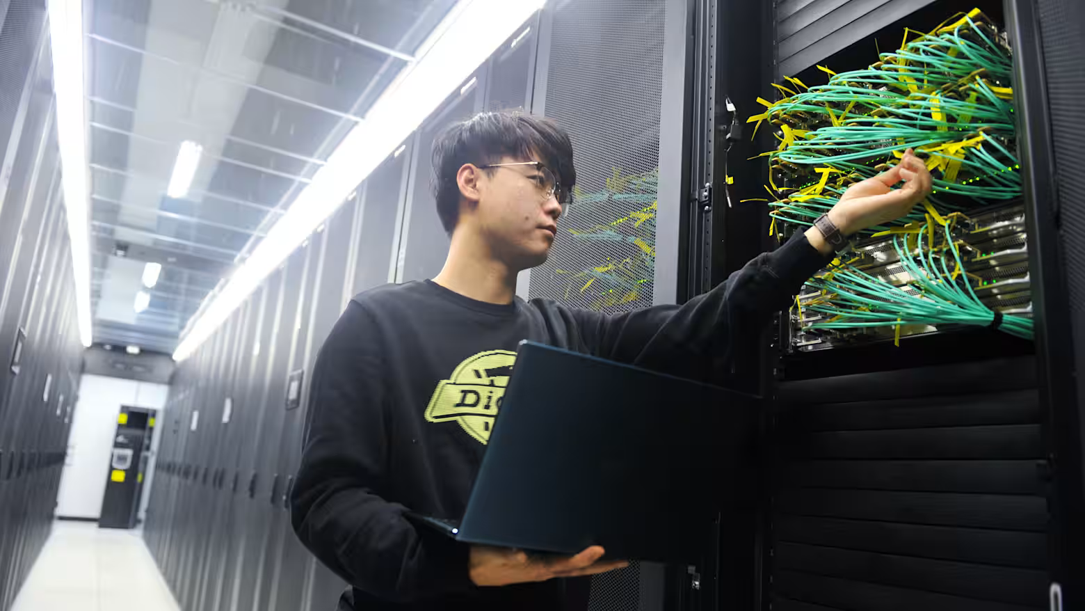 Một kỹ sư đang tiến hành kiểm tra tại một trung tâm dữ liệu ở Trung Quốc vào ngày 13 tháng 2 năm 2025. Ảnh: Getty Images