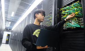 Một kỹ sư đang tiến hành kiểm tra tại một trung tâm dữ liệu ở Trung Quốc vào ngày 13 tháng 2 năm 2025. Ảnh: Getty Images