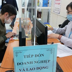 Người lao động được tư vấn, kết nối việc làm. Ảnh: Nhật Dương.