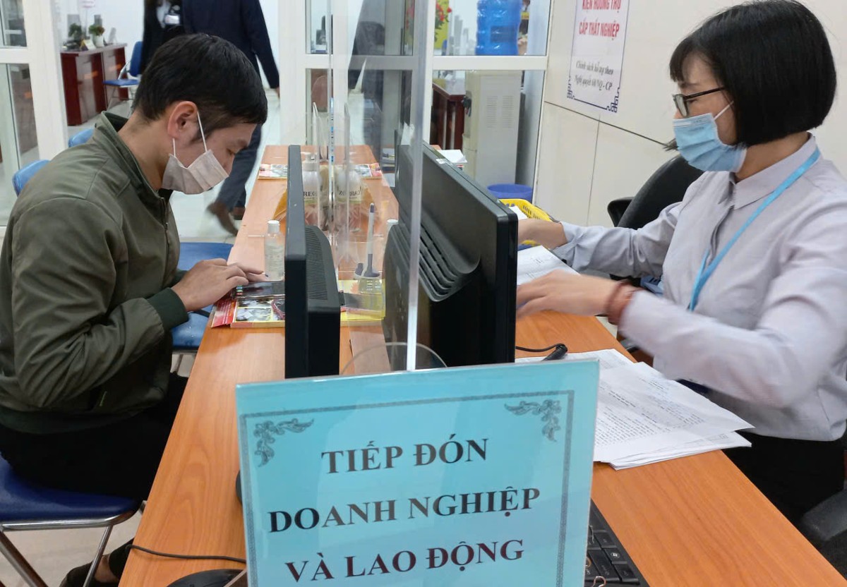 Người lao động được tư vấn, kết nối việc làm. Ảnh: Nhật Dương.