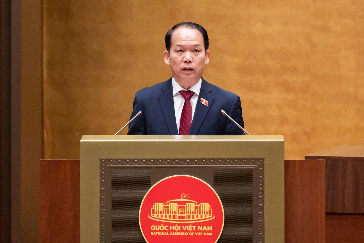 Bộ trưởng Bộ Tư pháp Hoàng Thanh Tùng trình bày Tờ trình tóm tắt về dự án Luật Phổ biến, giáo dục pháp luật (sửa đổi). Ảnh: Quốc hội.