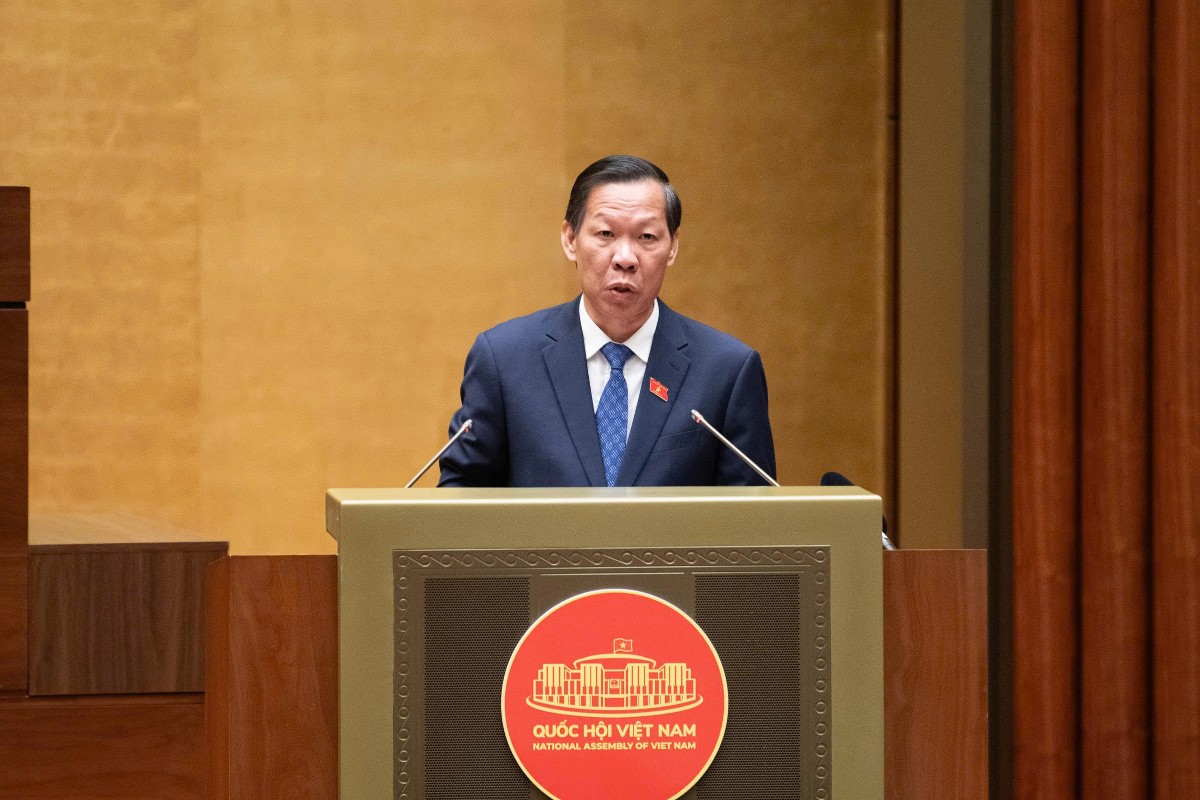 Chủ nhiệm Ủy ban Kinh tế và Tài chính Phan Văn Mãi trình bày Báo cáo thẩm tra. Ảnh: Quốc hội.