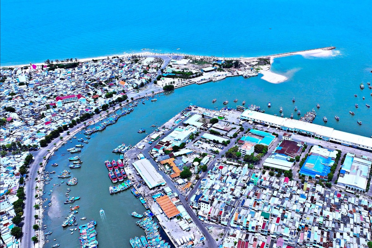 Với bờ biển dài hơn 190 km, Lâm Đồng có lợi thế mạnh về kinh tế biển, năng lượng tái ạo, dịch vụ cảng biển và du lịch. Ảnh: Chính Thành