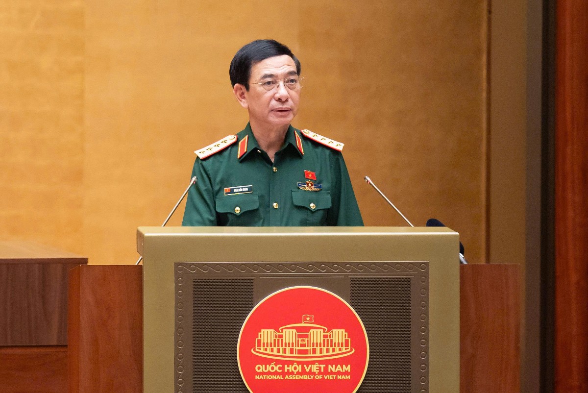 Phó Thủ tướng, Bộ trưởng Bộ Quốc phòng Phan Văn Giang, thừa ủy quyền của Thủ tướng Chính phủ trình bày tờ trình về 02 dự án luật. Ảnh: Cổng thông tin điện tử Quốc hội.