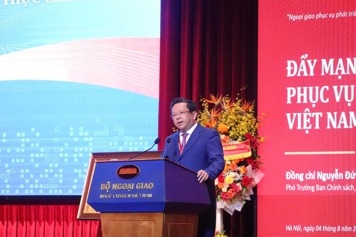 Phó Trưởng Ban Chính sách, chiến lược Trung ương Nguyễn Đức Hiển trình bày tham luận tại Hội nghị Ngoại giao lần thứ 33 ngày 4/8