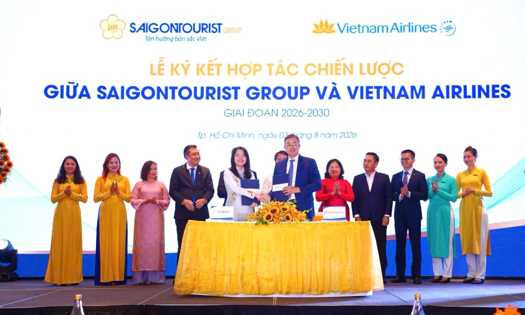 Chủ tịch Hội đồng quản trị Vietnam Airlines Đặng Ngọc Hòa và Chủ tịch Hội đồng thành viên Saigontourist Group Nguyễn Thị Ánh Hoa trao biên bản ký kết hợp tác. Ảnh: Vietnam Airlines.