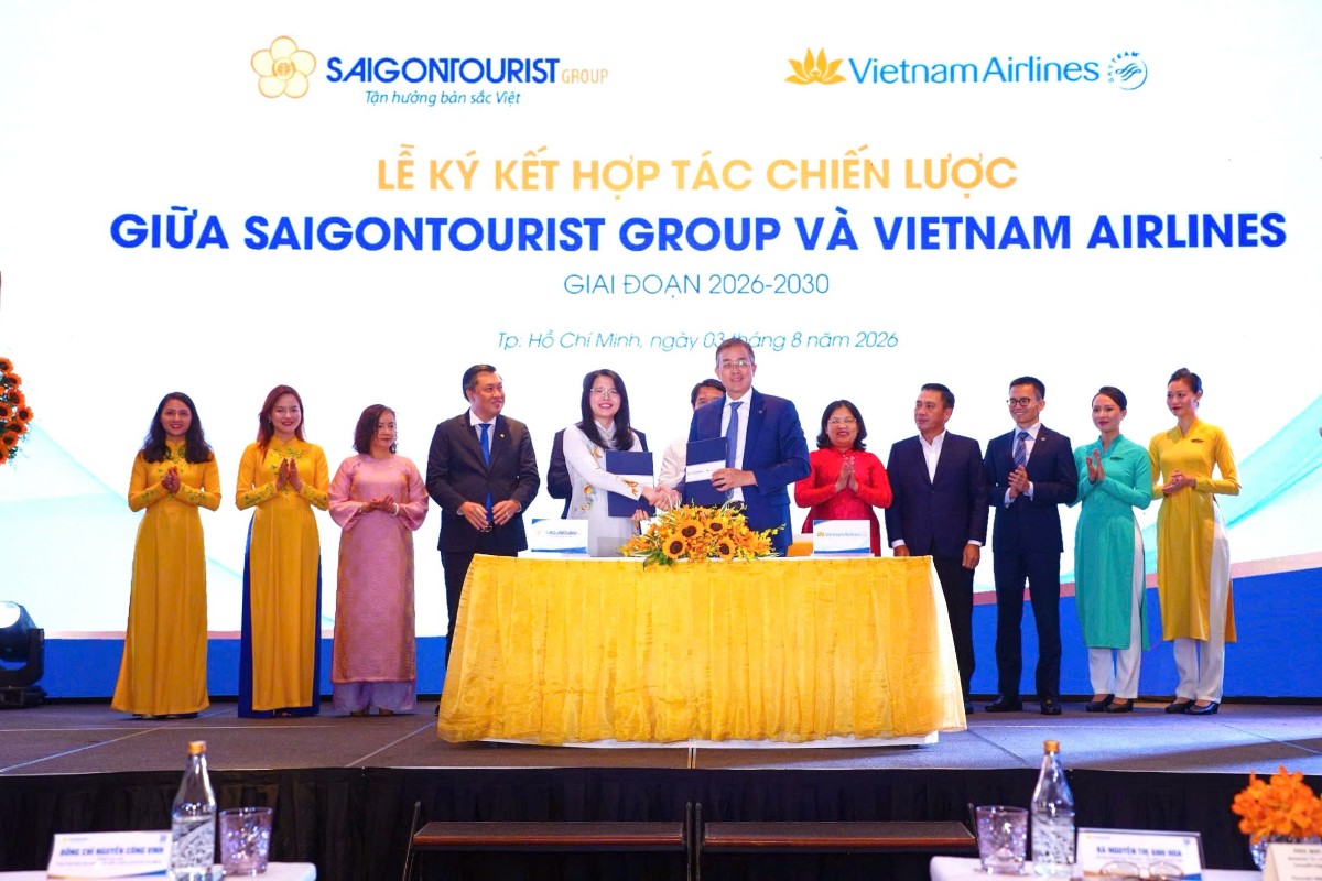 Chủ tịch Hội đồng quản trị Vietnam Airlines Đặng Ngọc Hòa và Chủ tịch Hội đồng thành viên Saigontourist Group Nguyễn Thị Ánh Hoa trao biên bản ký kết hợp tác. Ảnh: Vietnam Airlines.