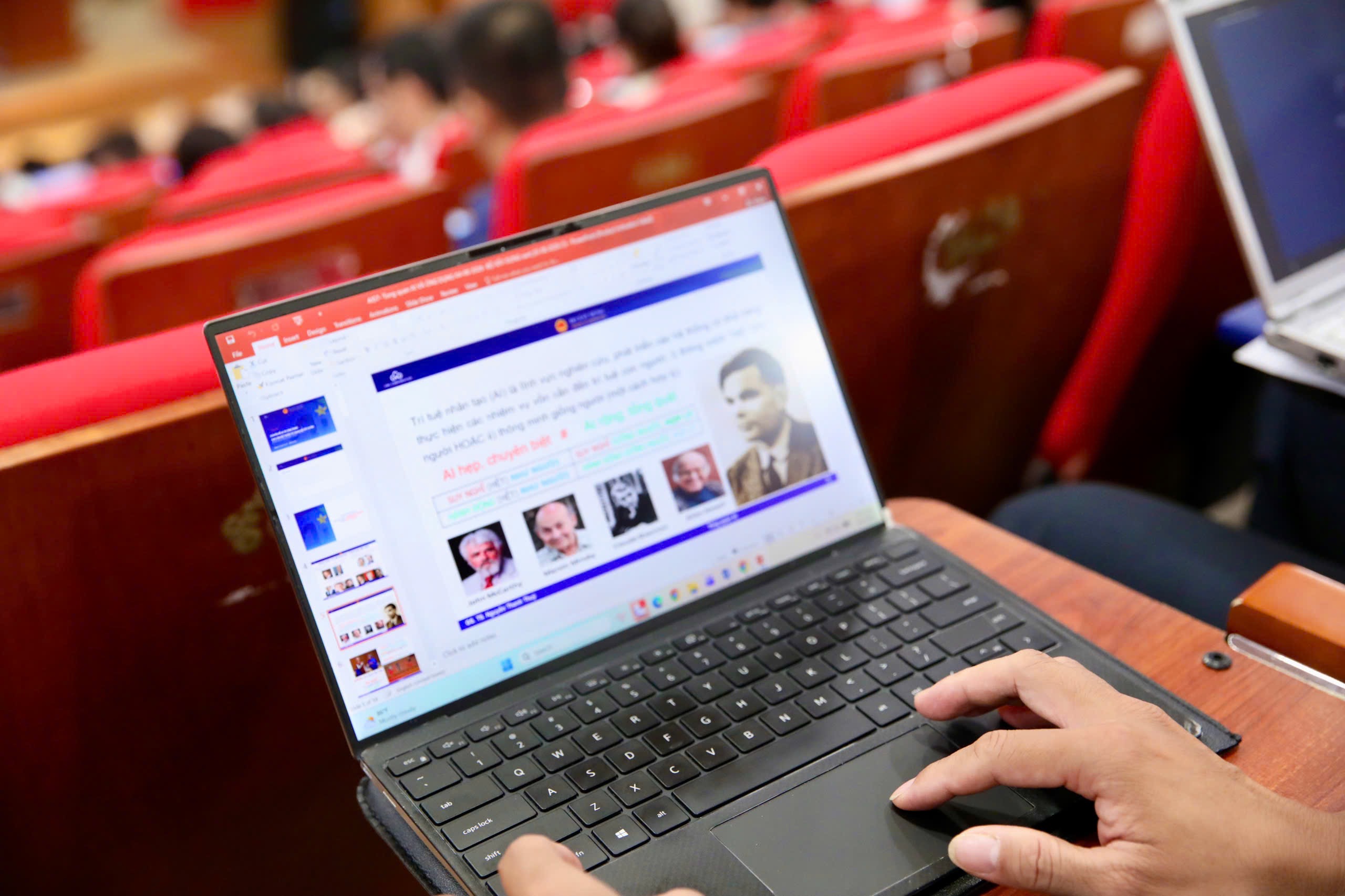 Học&nbsp;viên Bộ Xây dựng tích cực trao đổi, thực hành ứng dụng AI trên các tình huống nghiệp vụ thực tế.
