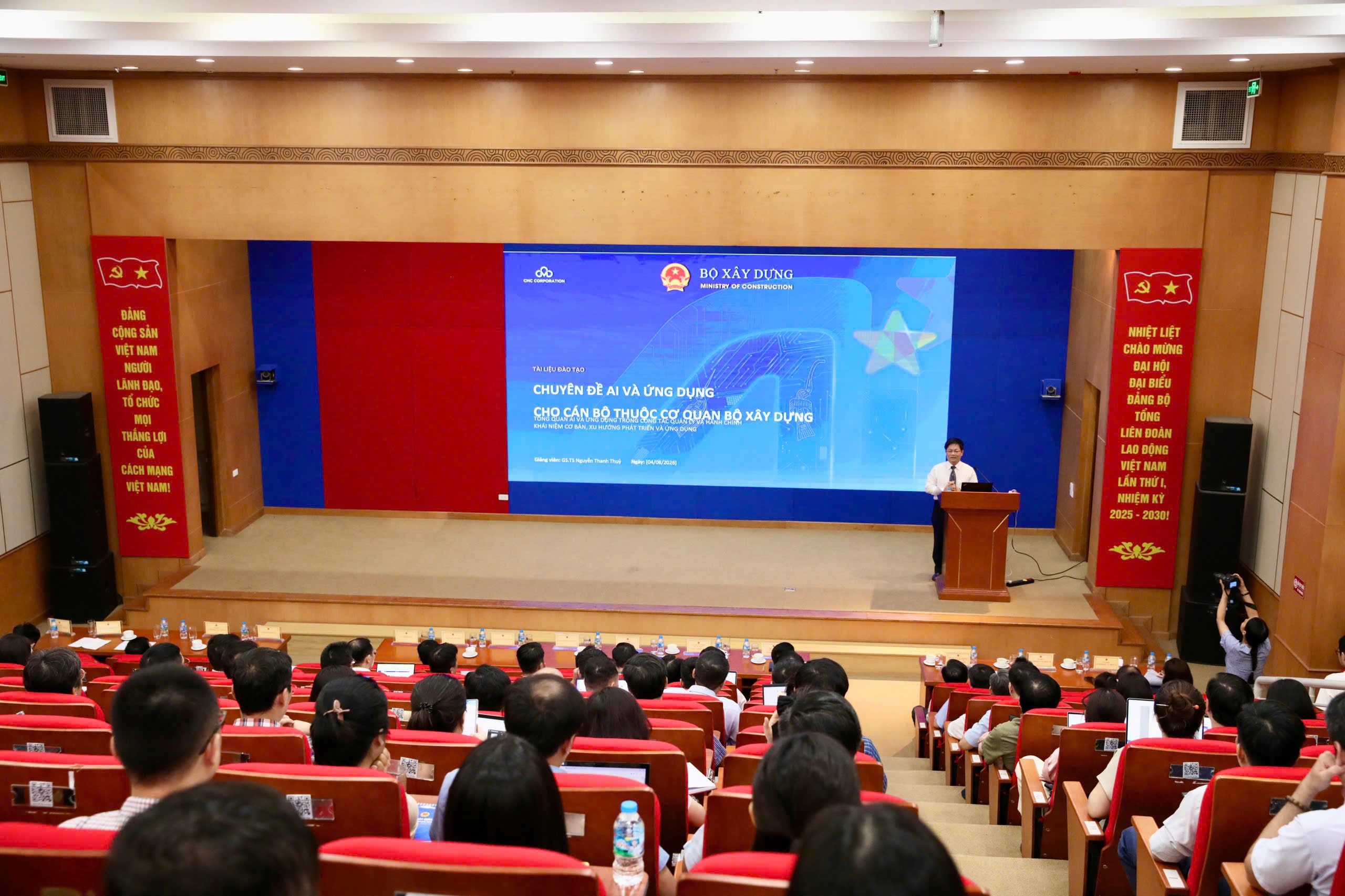 Với quy mô lớn, chương trình được tổ chức theo hình thức kết hợp trực tiếp và trực tuyến, kết nối gần 50 điểm cầu của Bộ Xây dựng.