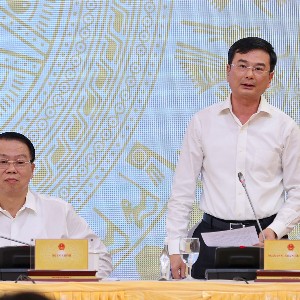 Phó Thống đốc Ngân hàng Nhà nước Phạm Thanh Hà trao đổi thông tin tại họp báo. Nguồn ảnh: VGP/Nhật Bắc