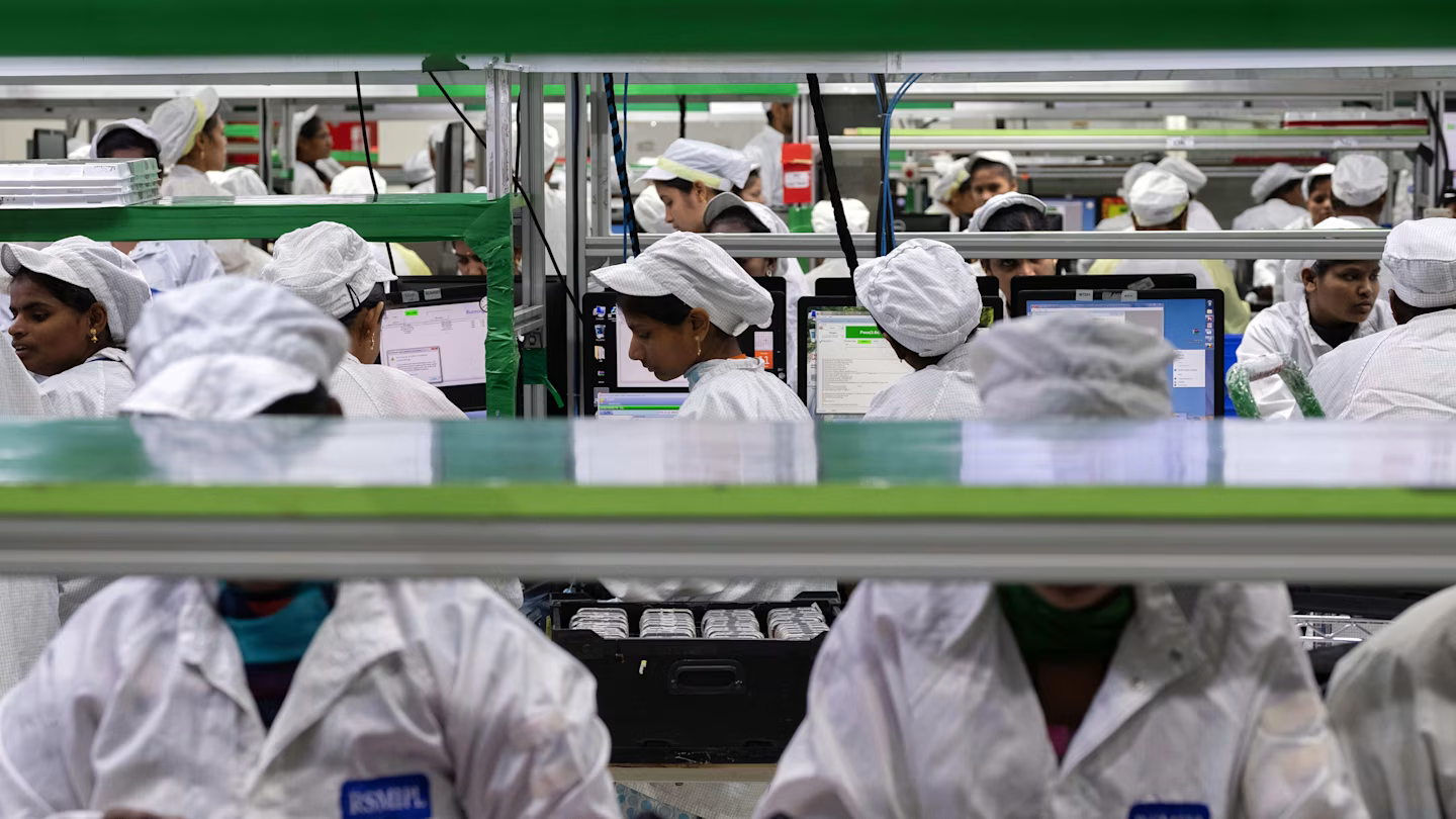 Dây chuyền lắp ráp điện thoại di động tại nhà máy Foxconn ở Tamil Nadu. Ảnh: Bloomberg