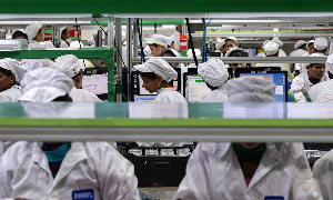 Dây chuyền lắp ráp điện thoại di động tại nhà máy Foxconn ở Tamil Nadu. Ảnh: Bloomberg