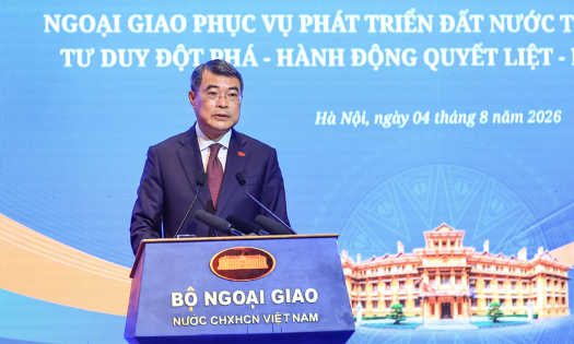 Prime Minister Le Minh Hung is addressing the plenary session of the 33rd Diplomatic Conference in Hanoi on August 4. -(Photo: VGP)