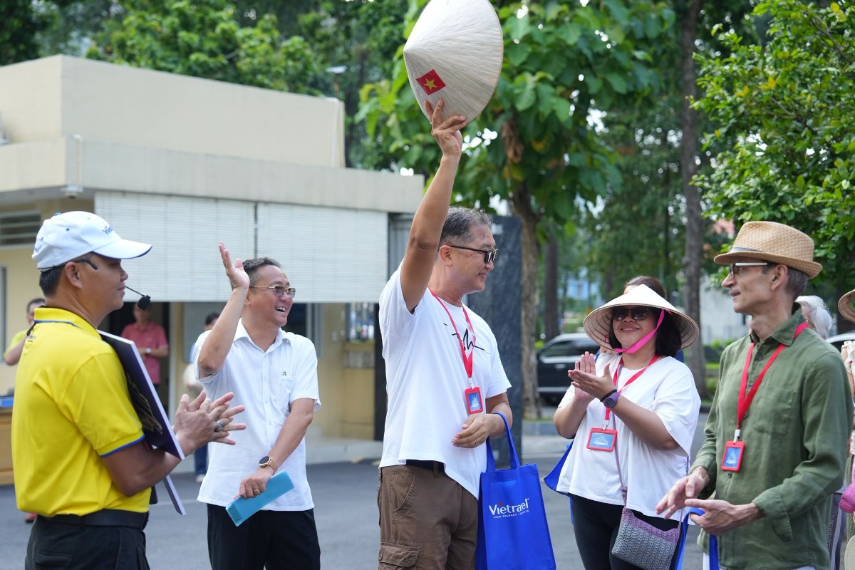Chương trình “Diplomatic Walking Tours – Dạo bước để hiểu về Thành phố” với 68 khách mời là Tổng Lãnh sự, Lãnh sự, cán bộ ngoại giao... tại TP.HCM. Ảnh: Vietravel