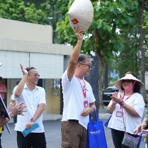 Chương trình “Diplomatic Walking Tours – Dạo bước để hiểu về Thành phố” với 68 khách mời là Tổng Lãnh sự, Lãnh sự, cán bộ ngoại giao... tại TP.HCM. Ảnh: Vietravel