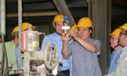 Thứ trưởng Nguyễn Sinh Nhật Tân kiểm tra tại nhà máy sản xuất xăng sinh học. Ảnh: Báo Công thương.