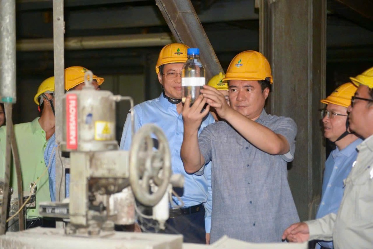 Thứ trưởng Nguyễn Sinh Nhật Tân kiểm tra tại nhà máy sản xuất xăng sinh học. Ảnh: Báo Công thương.