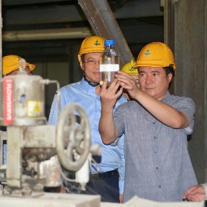 Thứ trưởng Nguyễn Sinh Nhật Tân kiểm tra tại nhà máy sản xuất xăng sinh học. Ảnh: Báo Công thương.