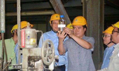 Thứ trưởng Nguyễn Sinh Nhật Tân kiểm tra tại nhà máy sản xuất xăng sinh học. Ảnh: Báo Công thương.
