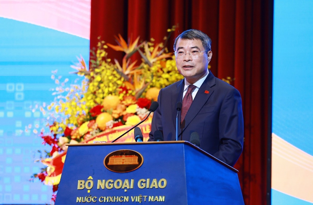 Thủ tướng Chính phủ Lê Minh Hưng phát biểu chỉ đạo tại Phiên toàn thể với chủ đề "Ngoại giao phục vụ phát triển đất nước trong giai đoạn mới – Tư duy đột phá, hành động quyết liệt, kết quả thực chất". Ảnh: TTXVN