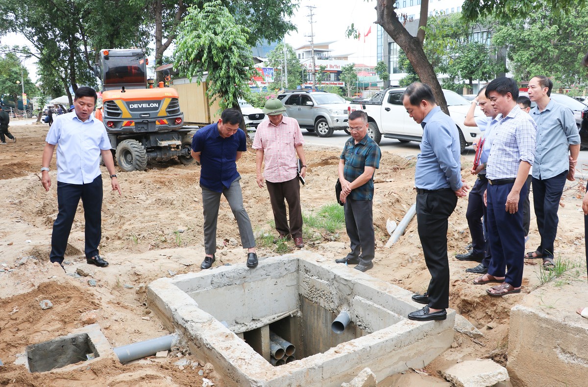 Lãnh đạo tỉnh Nghệ An đi kiểm tra tiến độ thi công các dự án. Ảnh: PT