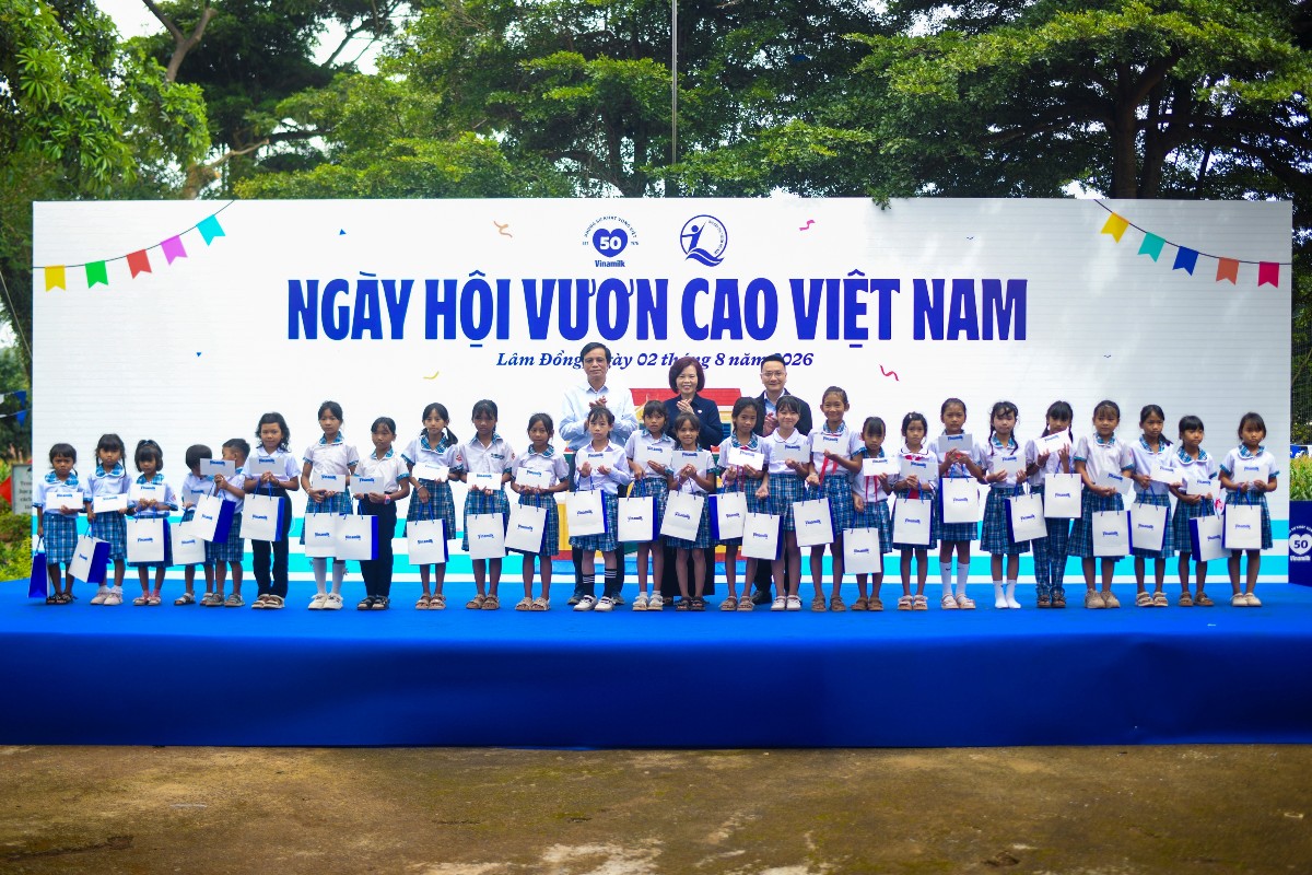 Từ trái sang: ông Nguyễn Hạnh Phúc - Chủ tịch Hội đồng quản trị Vinamilk; bà Bùi Thị Hương - Giám đốc điều hành Vinamilk và ông Hoàng Anh Tuấn - Phó Bí thư Thường trực Đảng uỷ xã Hiệp Thạnh trao tặng những phần học bổng Vinamilk đến cho các em học sinh Trường Tiểu học An Hiệp (Ảnh: Hải An).