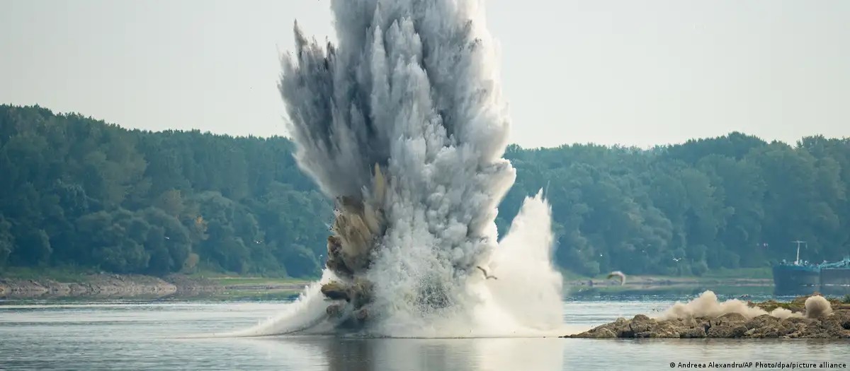 Quân đội Romania cho nổ một mỏm đá trên sông Danube nhằm tăng lưu lượng nước phục vụ làm mát nhà máy điện hạt nhân Cernavoda. Ảnh: AP