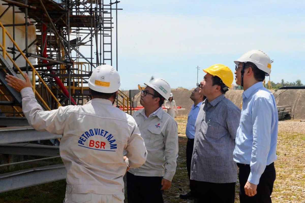 Đoàn công tác của Bộ Công Thương do Thứ trưởng Nguyễn Sinh Nhật Tân làm Trưởng đoàn đã làm việc với các nhà máy sản xuất ethanol (E100) của BSR tại Quảng Ngãi. Ảnh: Báo Công thương.